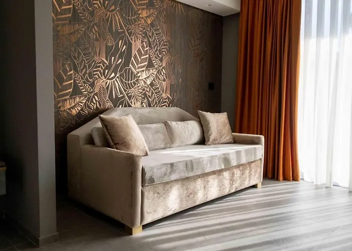 לינה וארוחת בוקר Divina Charme 5*