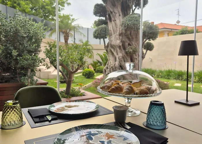 לינה וארוחת בוקר Divina Charme 5*